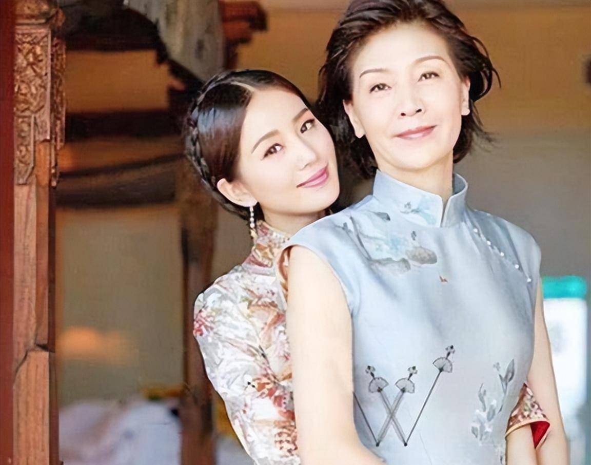 本以为刘亦菲妈妈够美了,看到宋祖儿妈妈,才明白什么叫美人如玉_家族