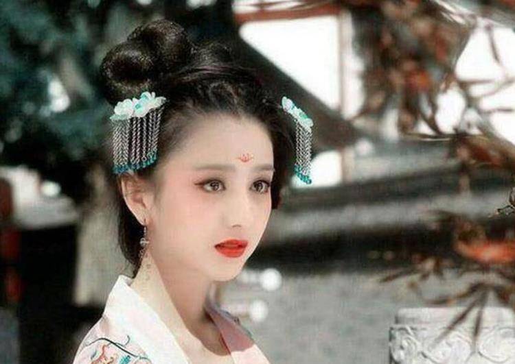 便将她们送到了阳河公主府,从此开始学习各种歌舞,其中赵飞燕因为身轻