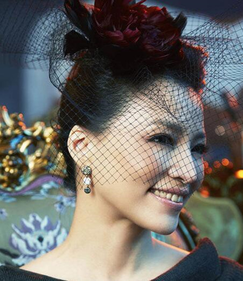 嫁富豪的董卿彻底变了样!烫卷发化浓妆变贵妇,穿短裙