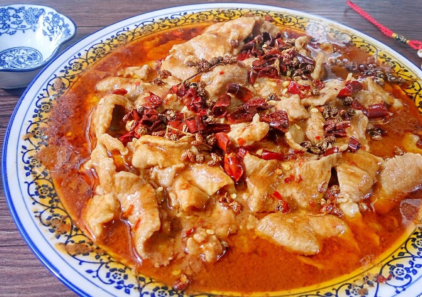 水煮肉片是川菜的一种传统菜式,几乎家家户户都会做.