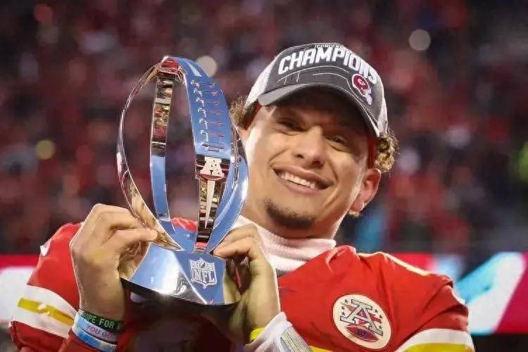 如果说布雷迪是nfl的乔丹,那马霍姆斯就是年轻时代的科比和詹姆斯,他