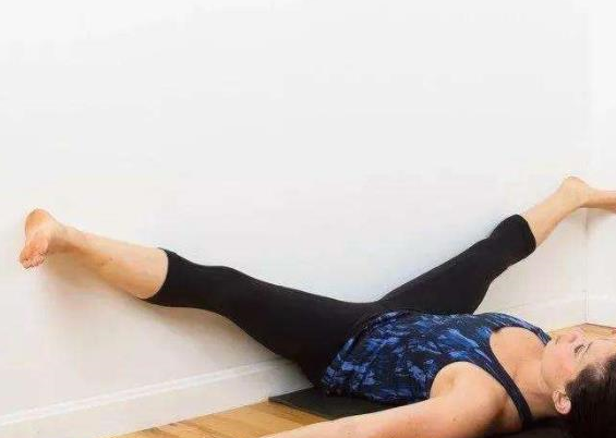 睡前常做"靠墙立腿",不过月余,3个好处或会"接近你"