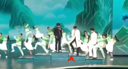 官方删镜头避失误,网友评论区倒油看戏_魏大勋_魏晨_舞台