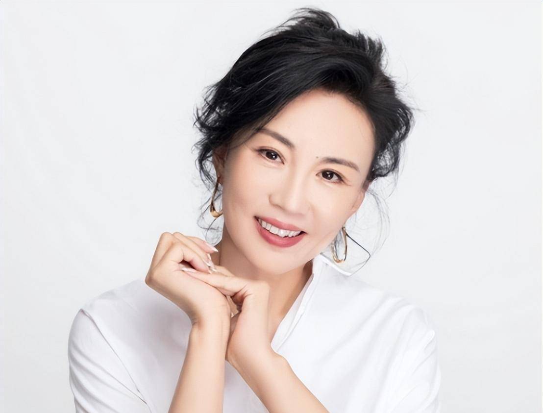 演员马丽:低调演戏33年,嫁圈外丈夫生一子,57岁风韵