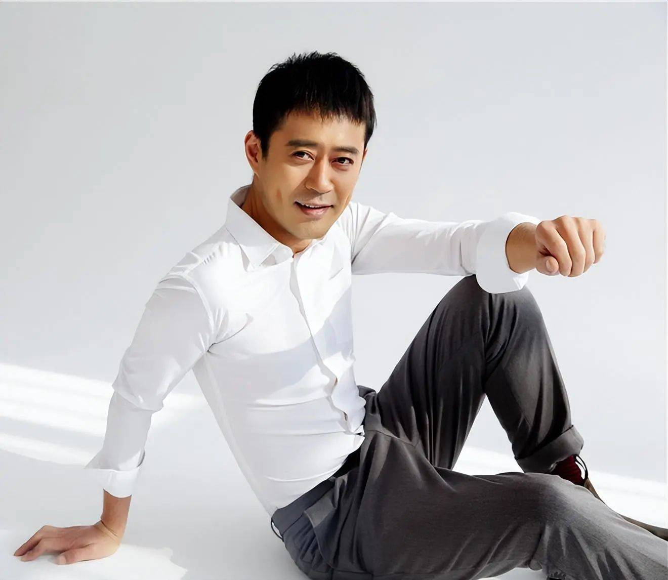 主演刘钧:几次与死神擦肩而过,娶小妻子乐做女儿奴_父母_电视剧_简历