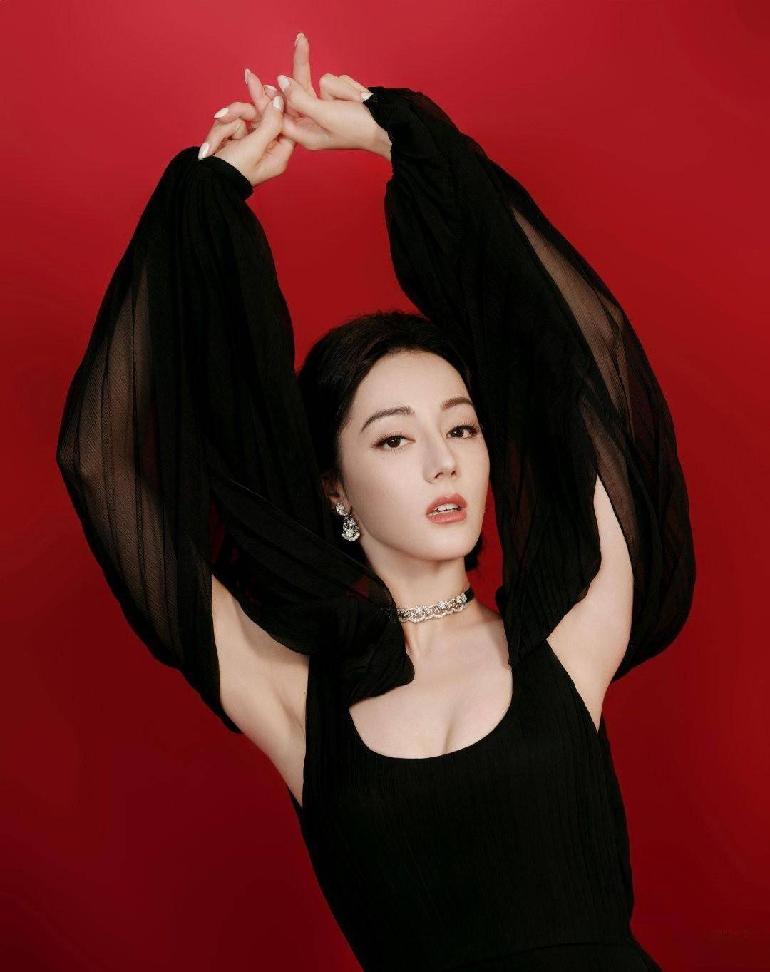 迪丽热巴百花迎春晚会:最新造型来了,黑色长裙乖巧可人!