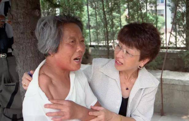 这个时候鬼子又不知道从哪里跑出来了,直接用枪托砸在爷爷的脑袋上