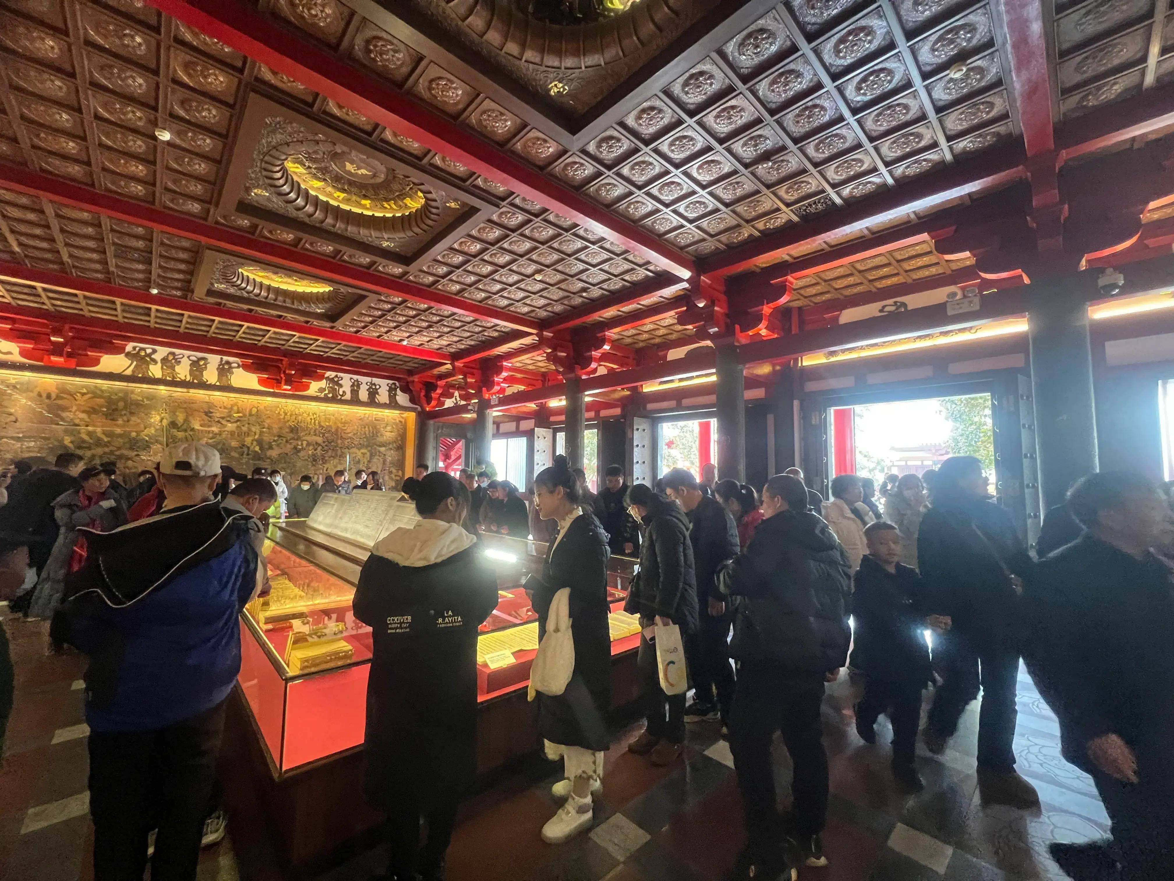 节日·景点镜头:古城西安大慈恩寺祈福游客挤爆门