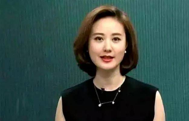 她曾是重庆最美的高考状元,如今当上央视主持人,39岁依然单身_秦方