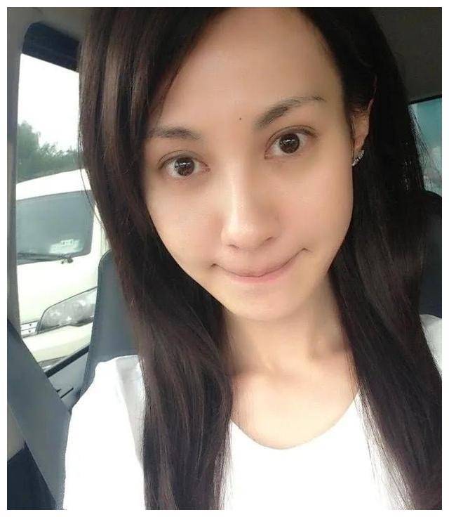 45岁杨雪近况曝光,与闺蜜随性低调现身,颜值不输baby!