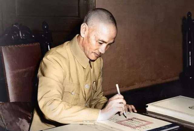 1997年蒋纬国奄奄一息,嘱咐小20岁的混血妻子:定将我与原配合葬