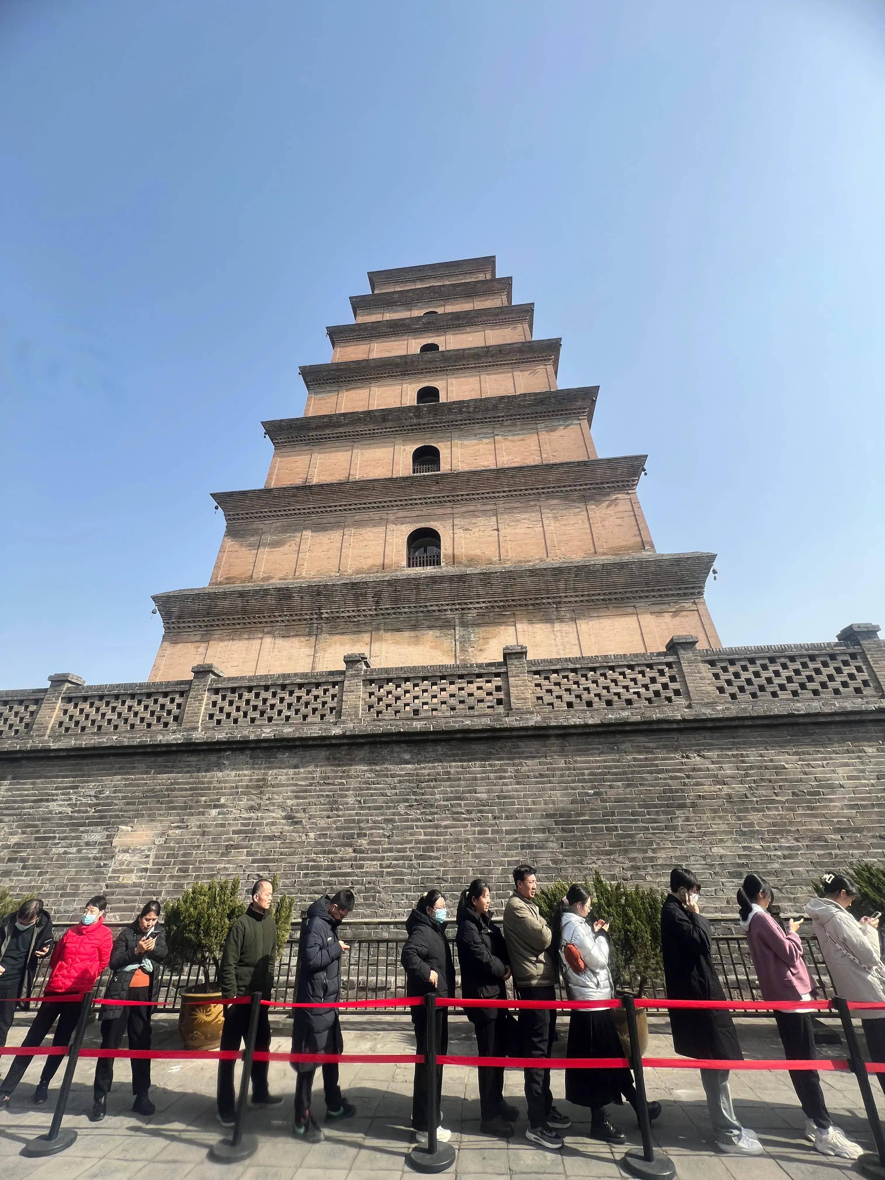 节日·景点镜头 古城西安大慈恩寺祈福游客挤爆门 浓浓过节味儿