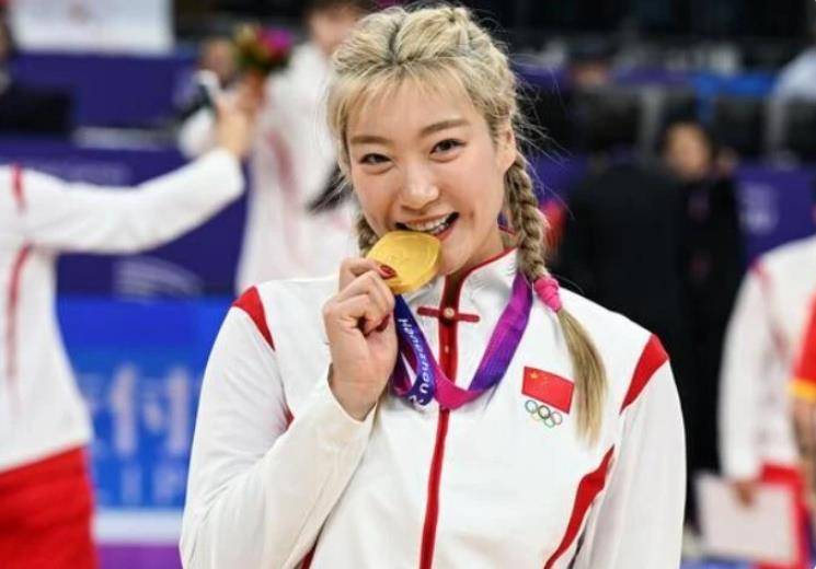 值得一提的是,李梦和韩旭的拉裙舞庆祝已经快成为中国女篮庆祝胜利的