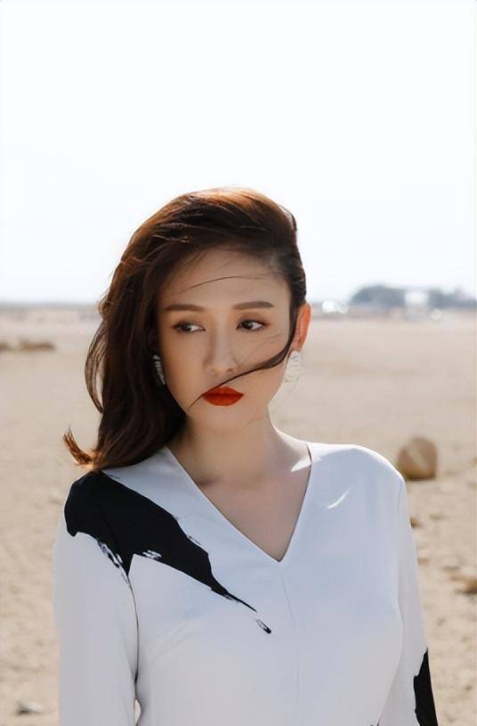 演技的深刻与多样通过"东方不败"这一角色的成功演绎,陈乔恩展现出了