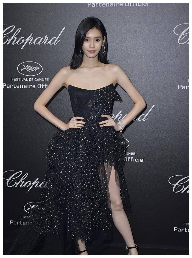 奚梦瑶走红毯尴尬瞬间:透视裙展示黑内衬,让人脸红想入非非!