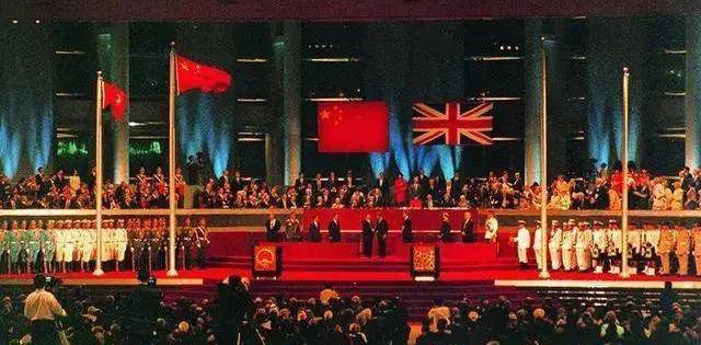 香港回归26年,换掉了警服,去掉yessir,却去不掉法官的