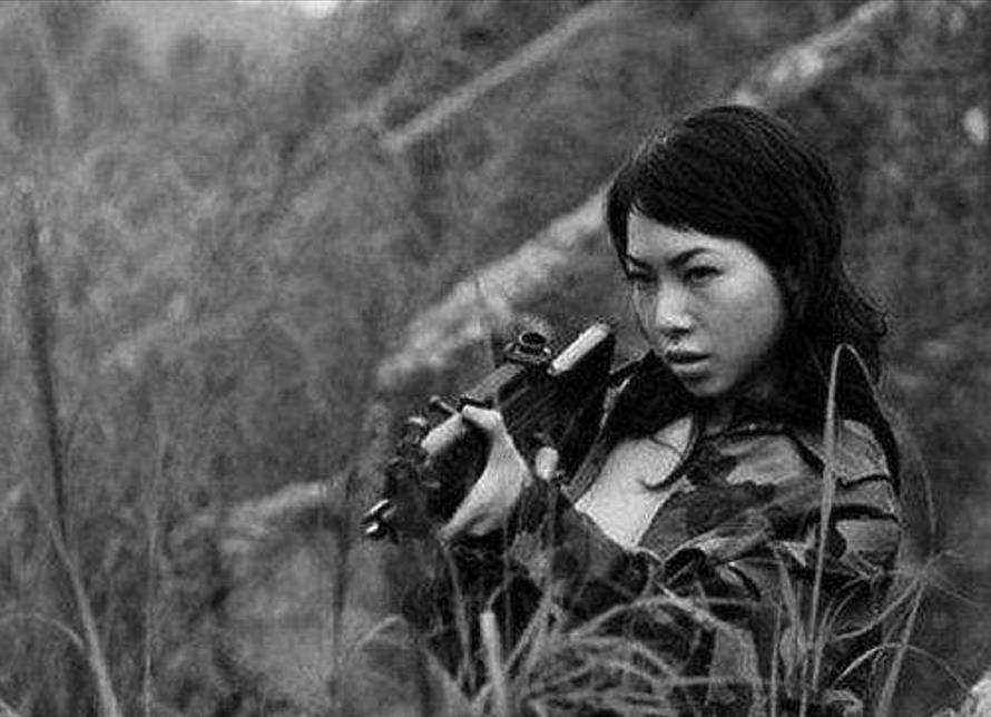 中国小伙因长得英俊,被两越南女兵绑到深山,13年后终于返回祖国