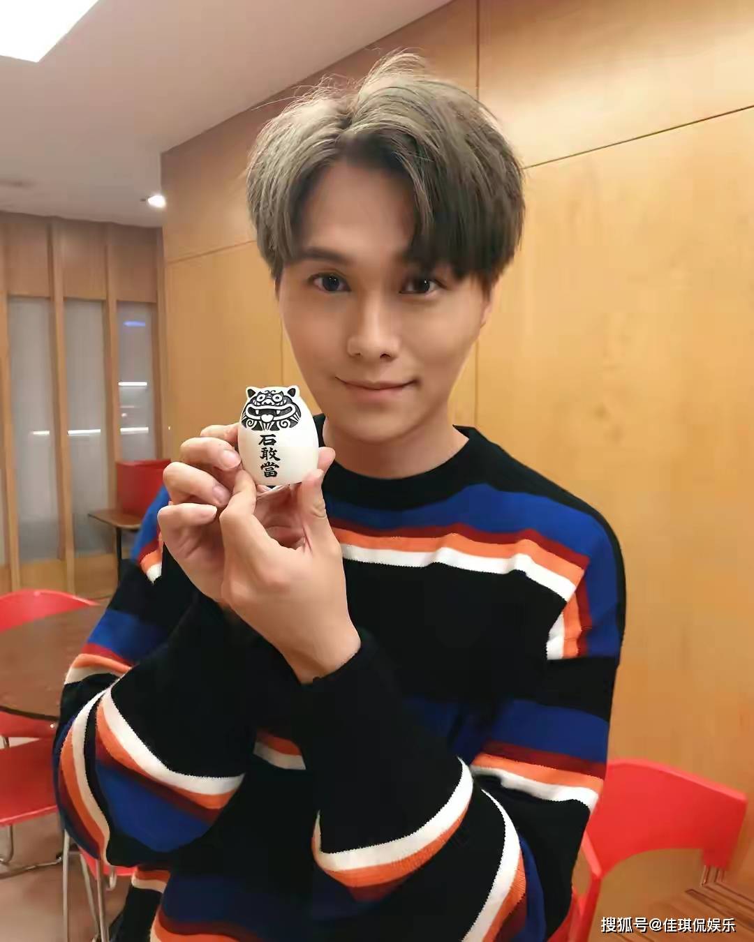 近年来胡鸿钧在娱乐事业上取得了显著的成绩