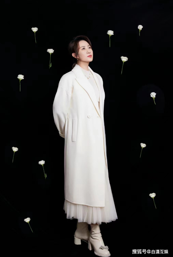马丽变身时尚达人!春晚穿两万九大衣超美,同款少女心短靴卖断货