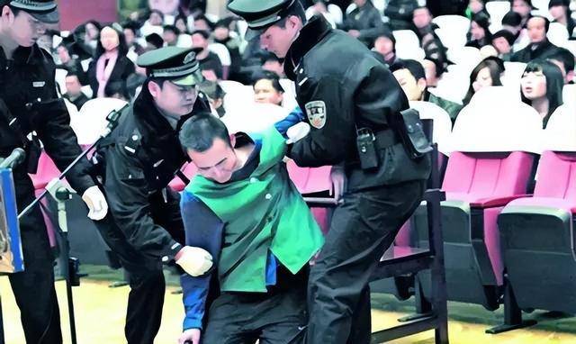 药家鑫被抓后,拿各种材料请求宽大处理,被害人家属:那