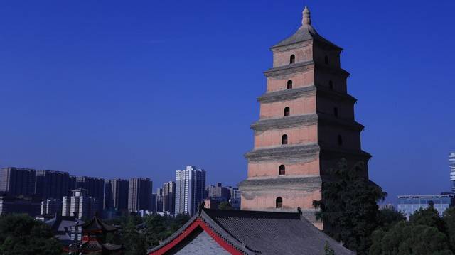 这座砖石结构的塔楼高达64米,建立于唐朝初期,塔内埋藏着诸多珍贵的