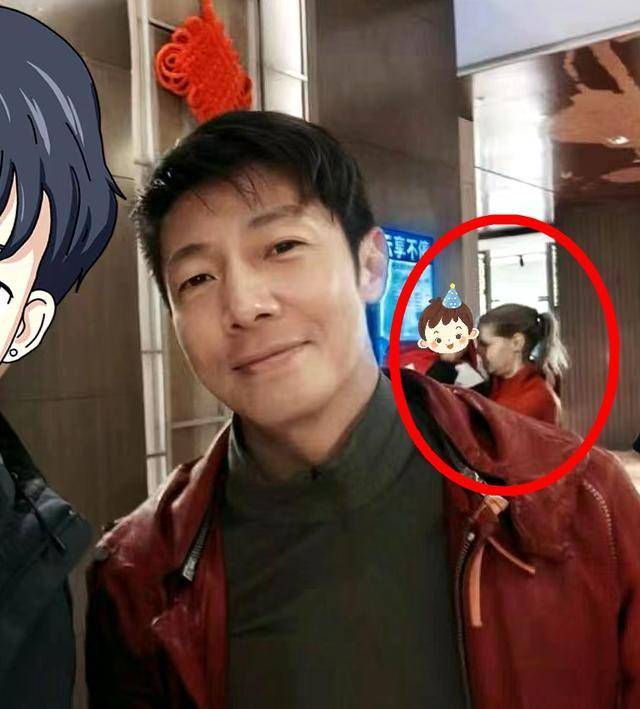 撒贝宁李白带龙凤胎回乡过年,小撒兄妹罕同框,俩混血娃呆萌可爱_武汉