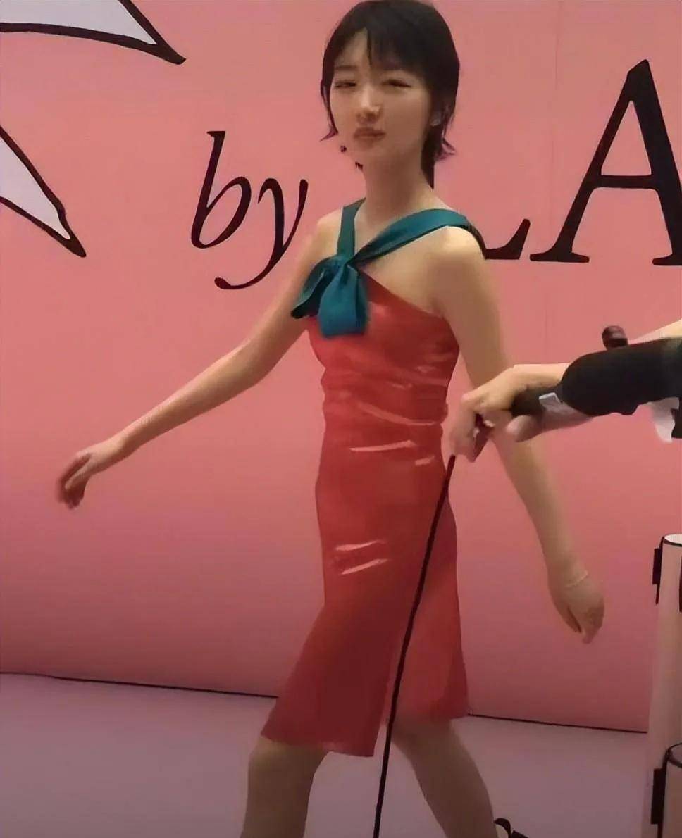 出席"红毯"活动时,身着"华丽"衣装的周冬雨,根本撑不起场子.