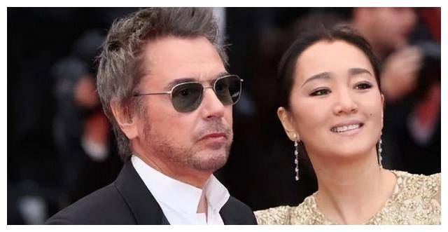 巩俐52岁怀疑男友70岁性欲不够强?对方众目睽睽下惊人举动!