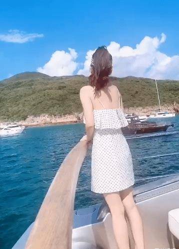 方媛高调出海游玩,甲板上白色吊带秀完美身材,力证还是天王小宝贝?