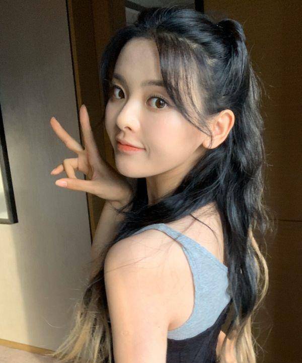 杨超越在酒店穿背心晒自拍,整个人瘦了一大圈,侧身时肩颈线太优越_女