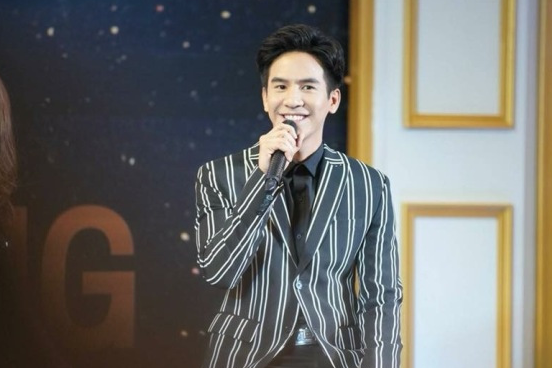 这些泰剧男主角不但要负责演戏 还兼唱剧中