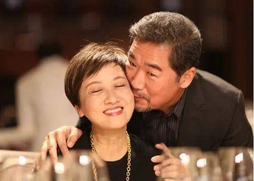 张国立为爱抛前妻,净身出户去北漂,邓婕为爱不再生育!