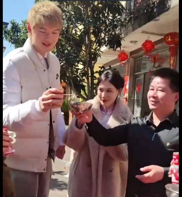 王哲林婚礼豪华程度曝光!几十桌宴席摆满老家,新娘美艳非凡!