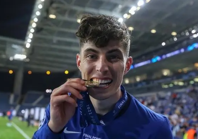 这位球员就是曼城的年轻天才,被誉为新大卫席尔瓦的阿尔