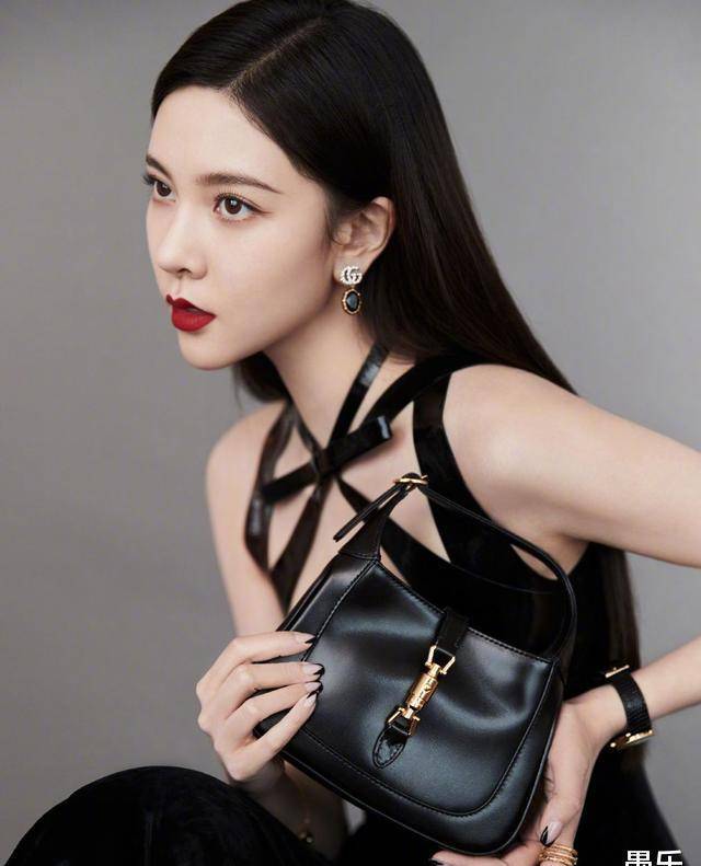 宋妍霏穿时尚秀火辣身材,鹿晗眼睛都看直了,不怕关晓彤吃醋吗?