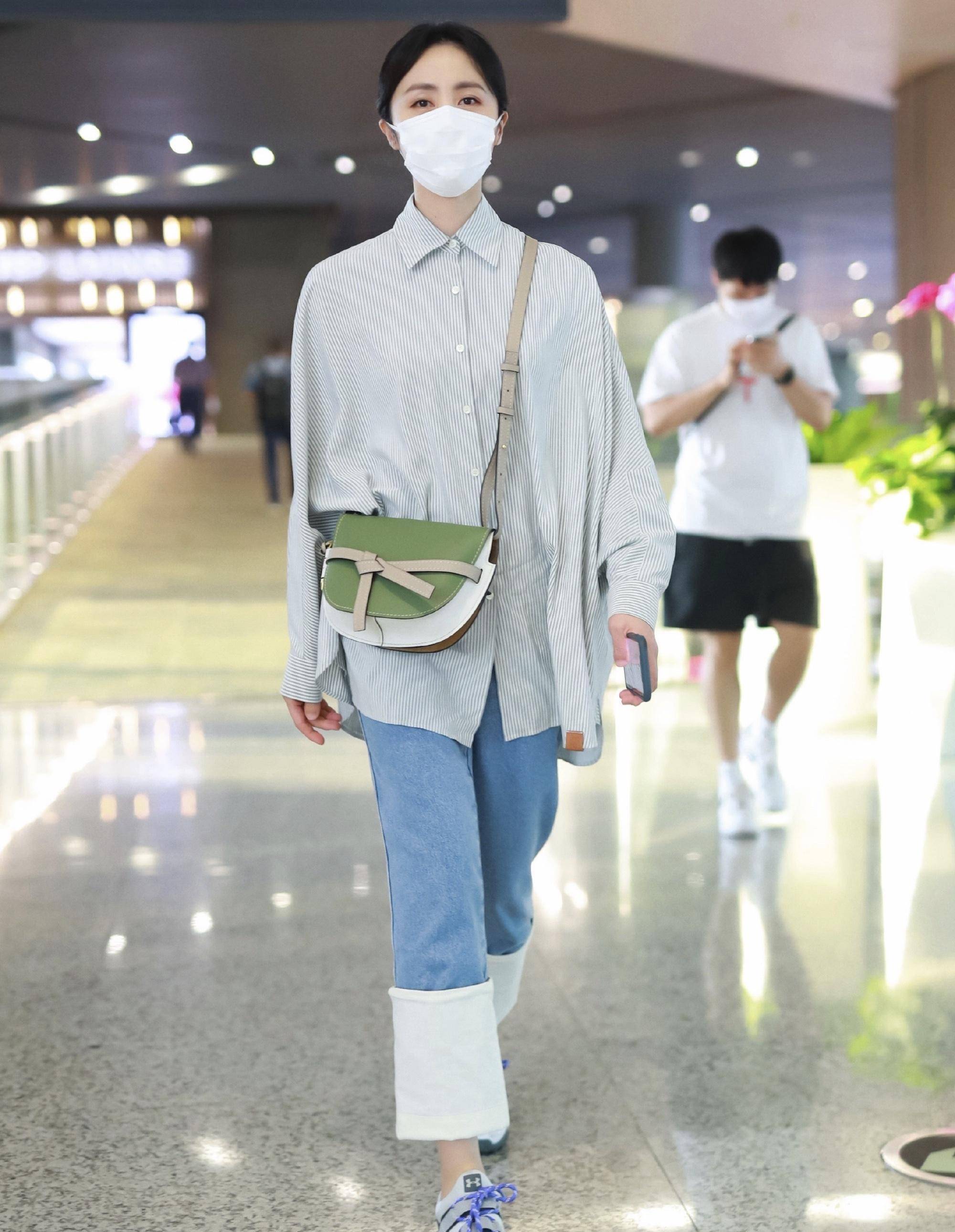 孙莉在下半身穿着一条宽松的牛仔裤,与条纹衬衫形成了完美的搭配.