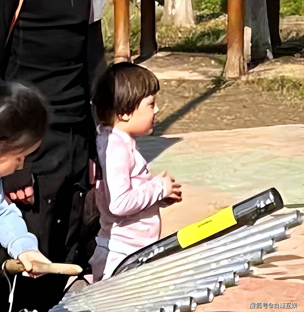 撒贝宁李白带龙凤胎回乡过年,小撒兄妹罕同框,俩混血