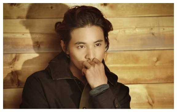 晒照近日元彬,英俊神采不曾减.岁月悠长无再见,蓝色生死恋梦犹鲜.