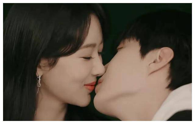 杨紫范丞丞深情长椅之吻,揭开《要久久爱》的吻戏遮羞