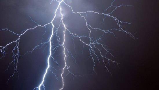 对这份承诺的看重,往往会特意赌咒发誓,而且很喜欢用什么"天打雷劈","