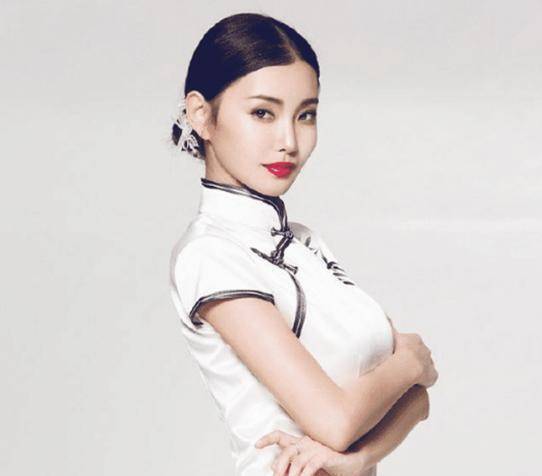 大二被王晶"看上",23岁就搭戏周润发,今30岁却销声!