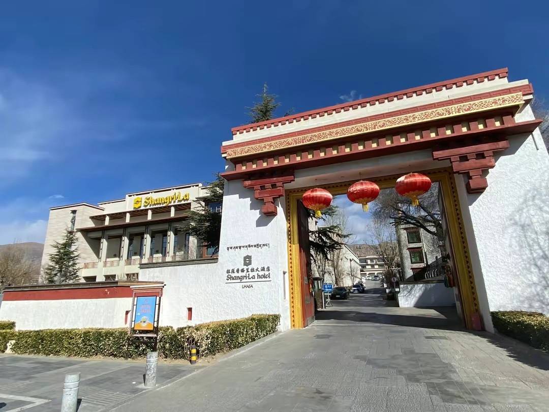 地址:中国西藏自治区拉萨市罗布林卡路19号· 拉萨香格里拉大酒店云顶