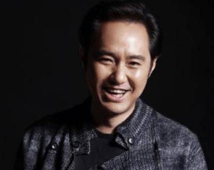 不过朋友们必然谙习他的作品,他也会是一个出道几十年的老戏骨演员了