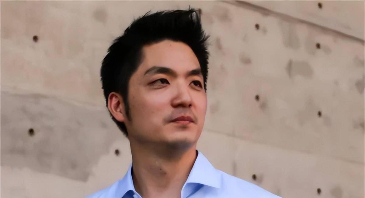 2017年蒋万安来到桂林,父亲在凤凰岭下向他介绍:这是你祖母的墓