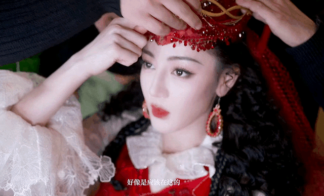 在这次央视春晚上,迪丽热巴因为机智的反应和出色的舞蹈技巧,成为了