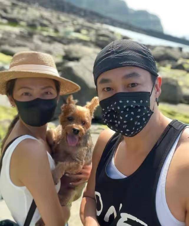 何润东在社交媒体上分享的照片中,与他妻子林姵希的合影也在其中