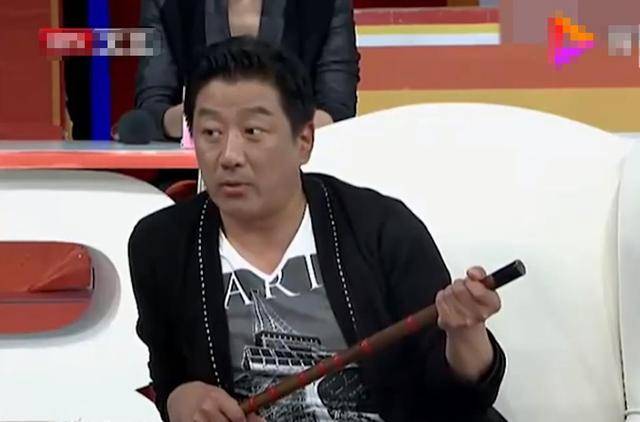 尽管生活艰辛,丁勇岱却从未放弃对表演的热爱.