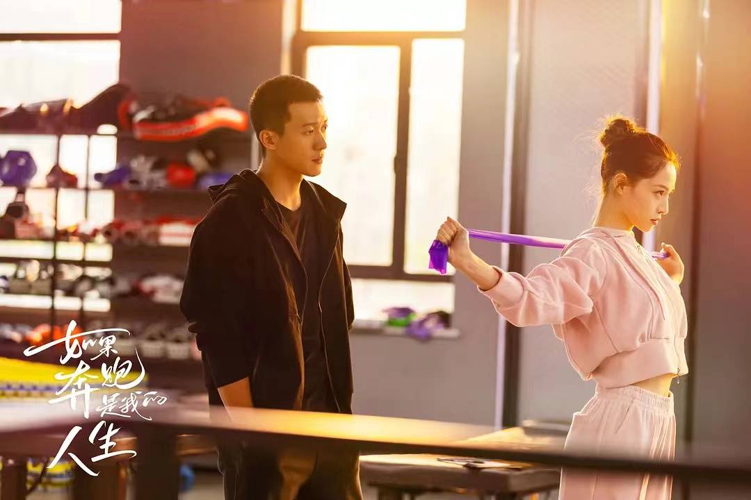 钟楚曦侯雯元官宣恋情,疑似拍《如果奔跑是我的人生》生情_健身_身材