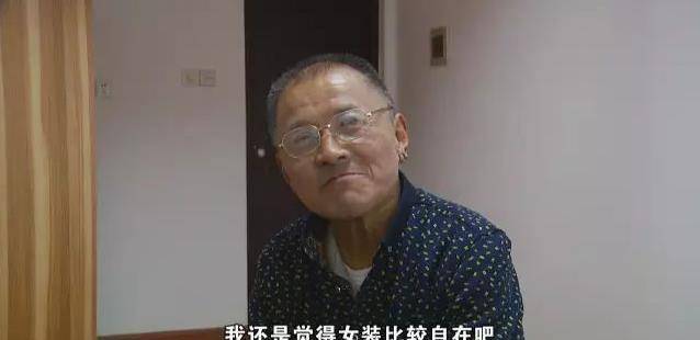 靠拾荒还清18万巨债,曾因"穿女装"一夜爆红,他都经历?