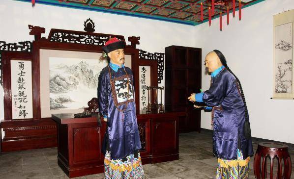 荣禄是满洲正白旗人,瓜尔佳氏,字仲华.由荫生以主事用.